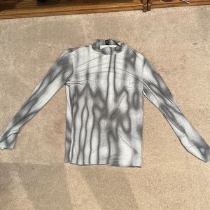 Romwe men’s white and black top